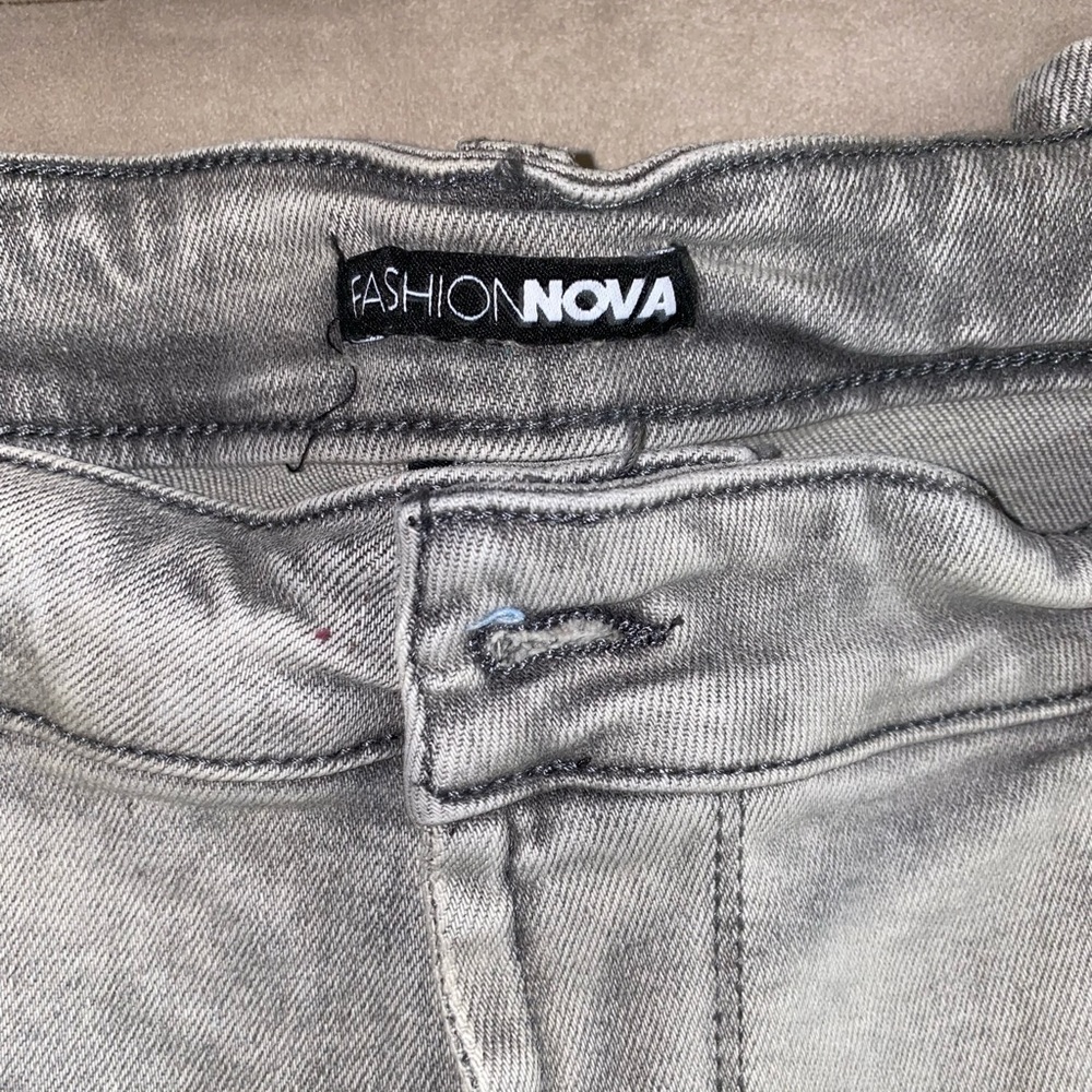 Women’s Fashion Nova (curve) light grey distressed denim jeans. Sz: 20 - Picture 5 of 8